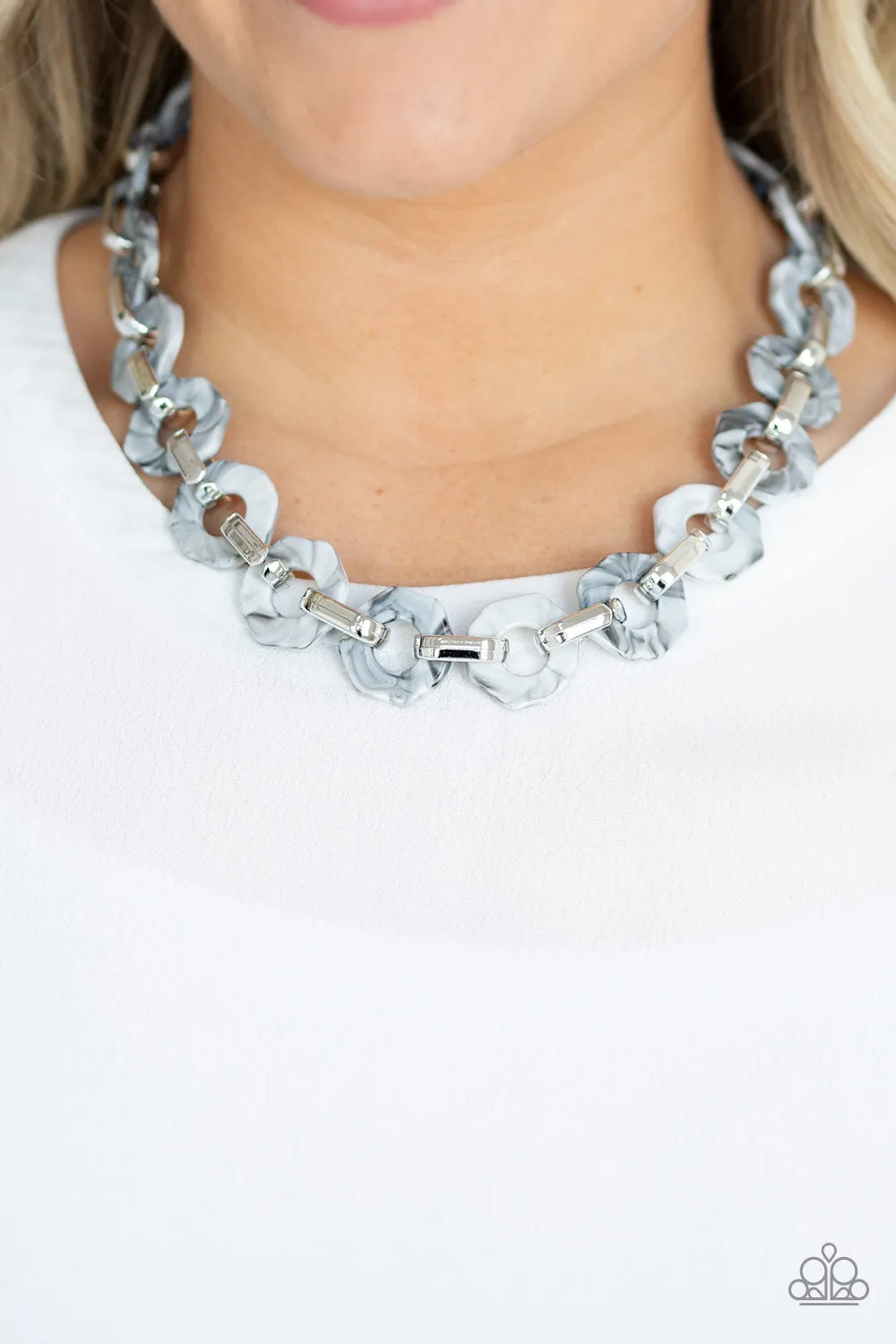 Paparazzi Accessories  - Fashionista Fever #N406 Peg - Silver Necklace