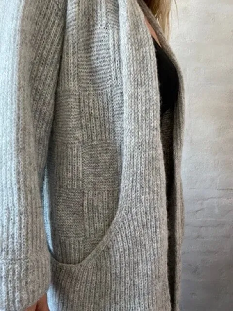 Pygmalion cardigan af Hanne Falkenberg, No 20 strikkekit (1 farve)