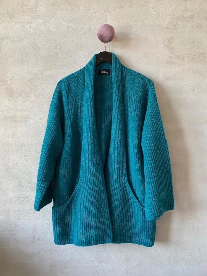 Pygmalion cardigan af Hanne Falkenberg, No 20 strikkekit (1 farve)